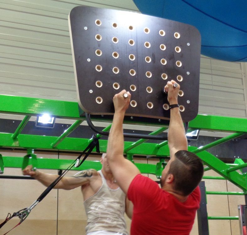 Фото Скалодром с переставляемыми ручками-зацепами