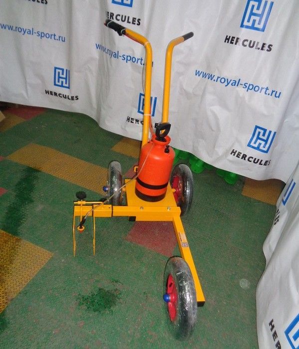 Фотографии Машинка для разметки поля с ручной помпой