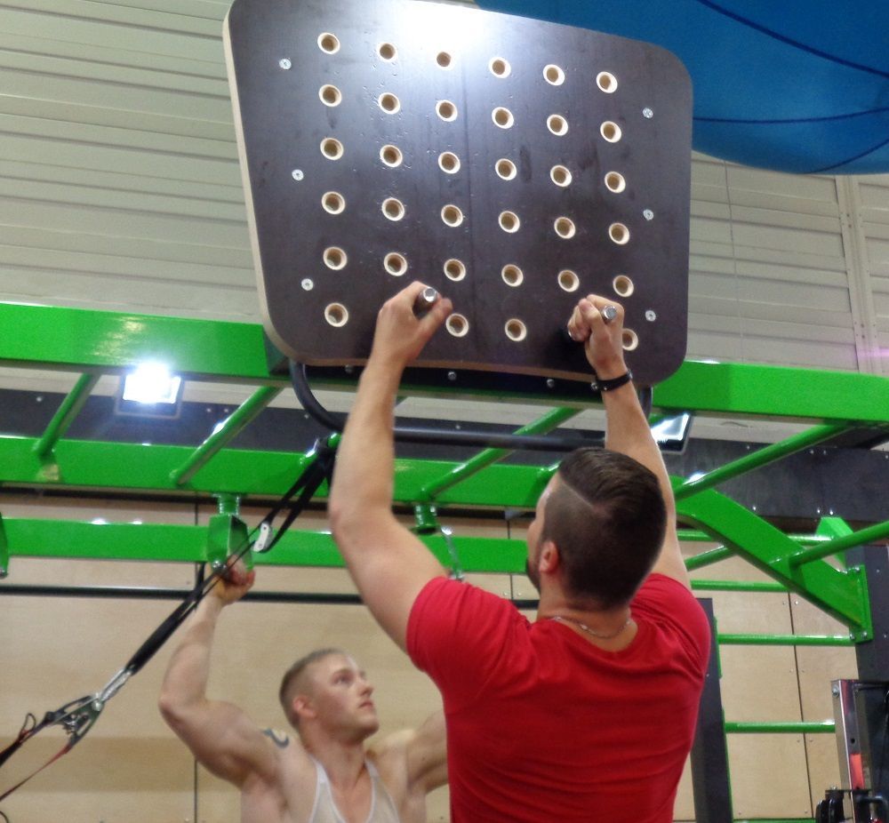 Скалодром с переставляемыми ручками-зацепами