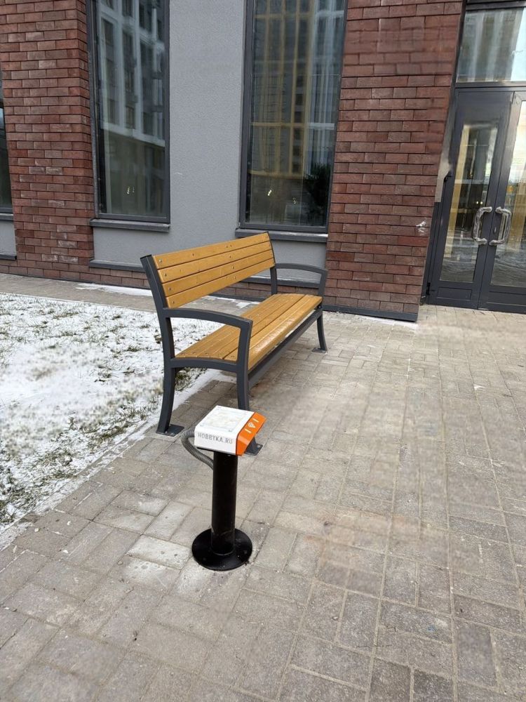 Фотографии Стационарное зарядное устройство и точка доступа Wi-Fi «Валли» на стойке