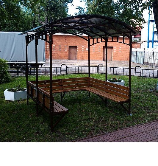 Фотографии Беседка с лавочками-курилка с частично закрытыми стенками